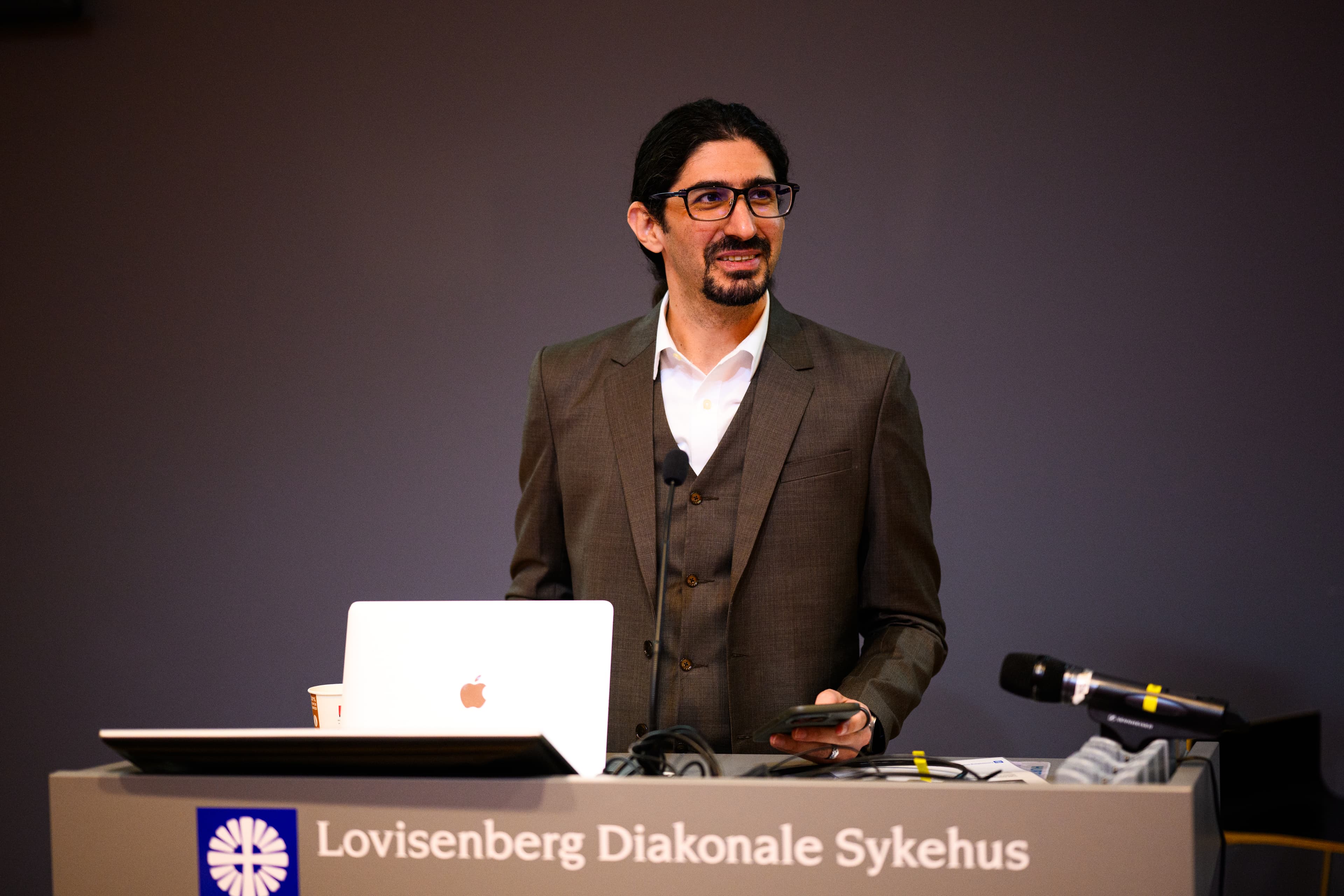 Carlo Mahfouz delivering a keynote at Lovisenberg Diaconal Hospital in Oslo